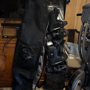 Snowboard + boots and bag